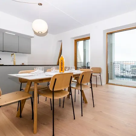 Apartment Udsigt Til 20.000.000 Dkk - M.plads Til 6 Personer